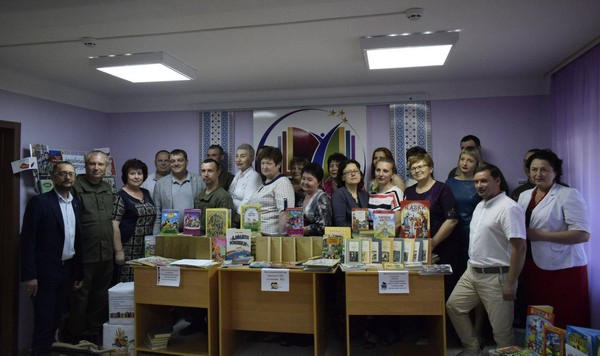 Военные доставили в Угледар более 300 украинских книг