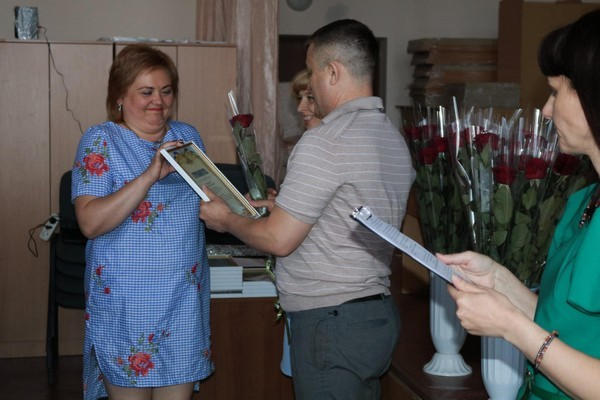 Медиков Марьинского района поздравили с профессиональным праздником