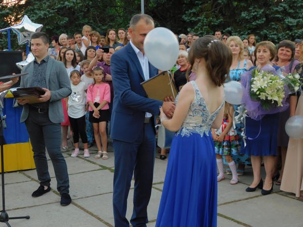 В Курахово состоялся общегородской школьный выпускной бал
