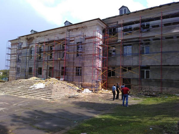 Глава Марьинского района проинспектировал ход восстановительных работ в Красногоровке