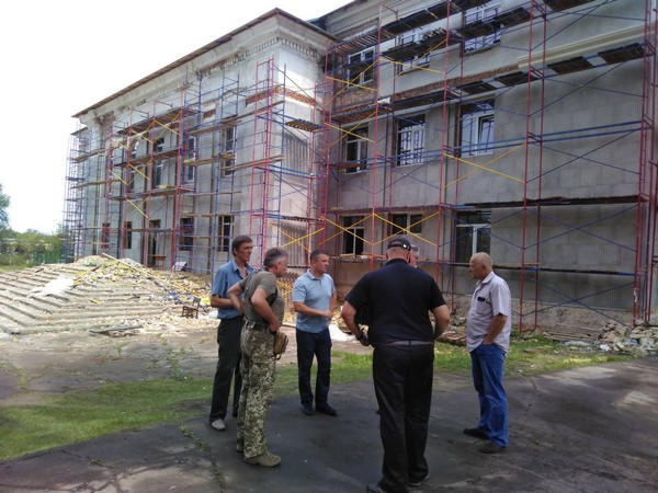 Глава Марьинского района проинспектировал ход восстановительных работ в Красногоровке