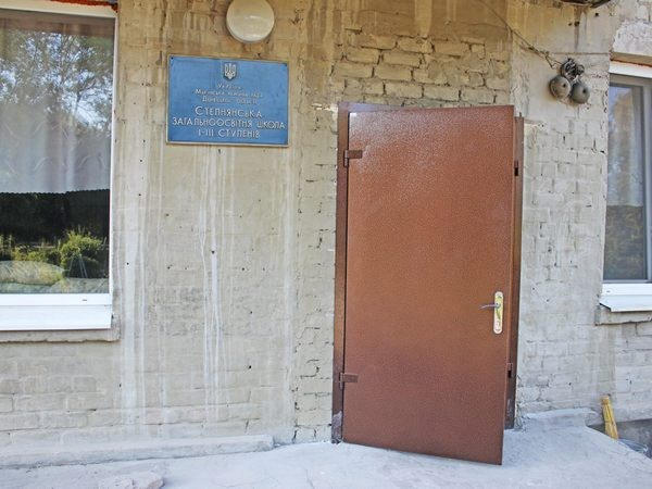 В Марьинском районе ремонтируют прифронтовую школу