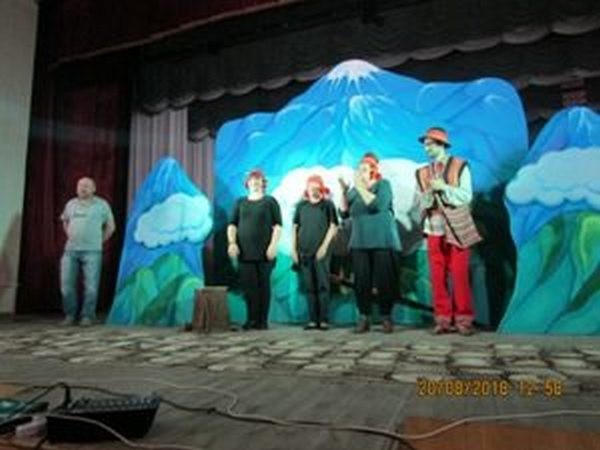 Для детей Марьинки и Красногоровки организовали представление кукольного театра