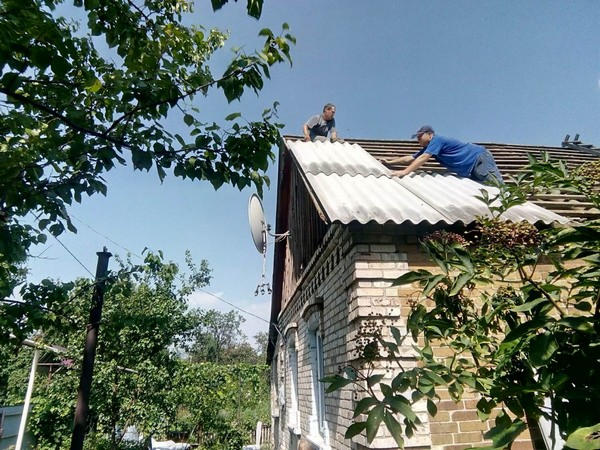 В Марьинке и Красногоровке восстановлены уже более 100 домов, поврежденных обстрелами