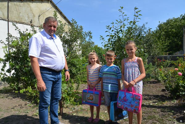 Народный депутат Сергей Сажко помог собрать в школу детей из многодетных семей округа