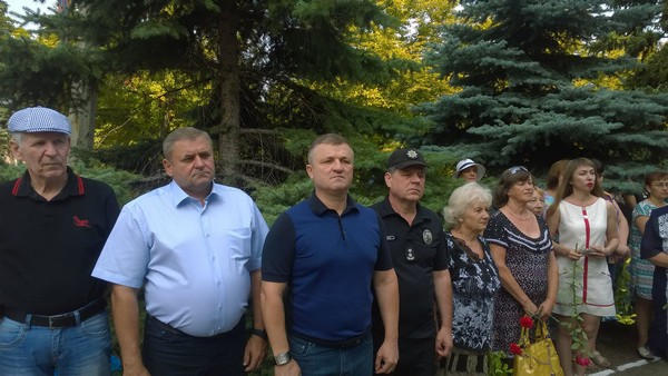 В Марьинке почтили память погибших правоохранителей