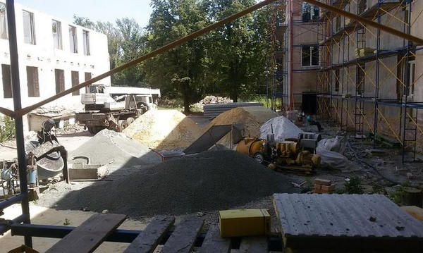 В Красногоровке продолжается масштабный ремонт школы, разрушенной обстрелом боевиков