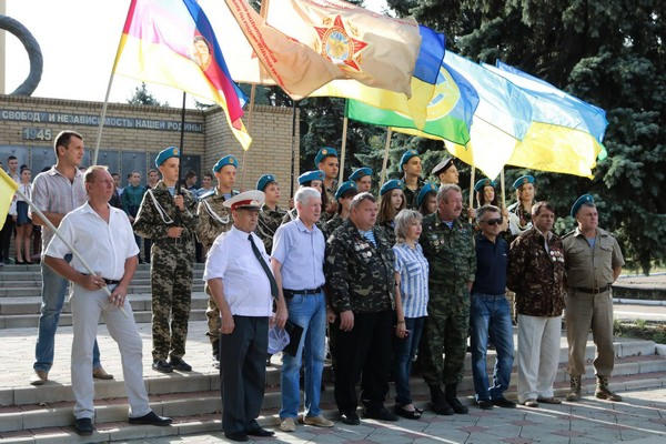 В Марьинском районе прошла автоэстафета, посвященная 75-летию освобождения Донбасса