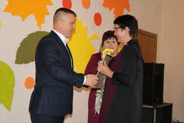 Педагогов Марьинского района поздравили с профессиональным праздником