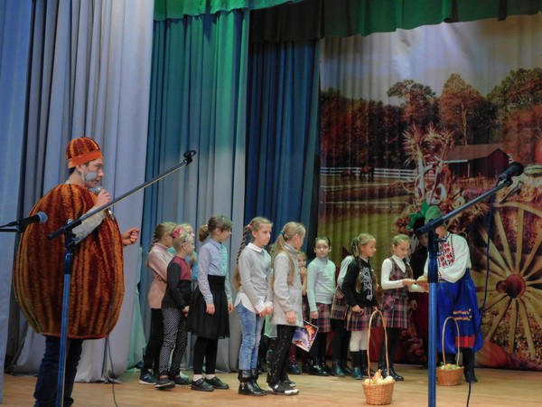 В Курахово устроили веселый фольклорный праздник для детей