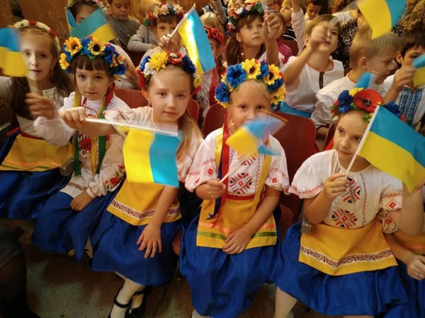 Школьники Марьинского района приняли активное участие в праздновании Дня защитника Украины