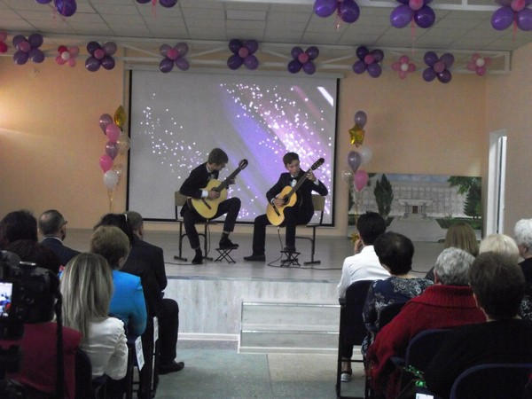 Угледарская школа отметила свой 50-летний юбилей