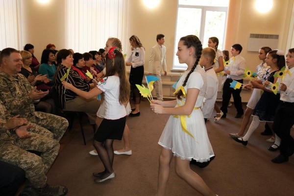 Педагогов Марьинского района поздравили с профессиональным праздником