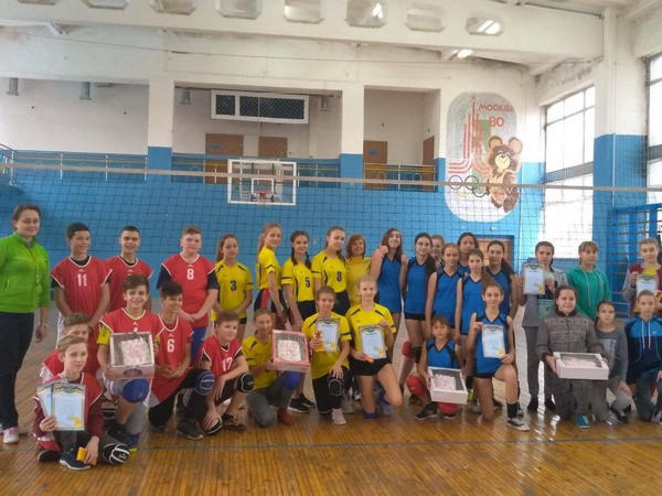 В Курахово состоялся открытый турнир по волейболу