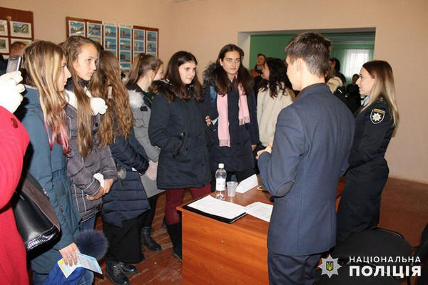 Школьникам Марьинского района рассказали о прелестях работы в полиции
