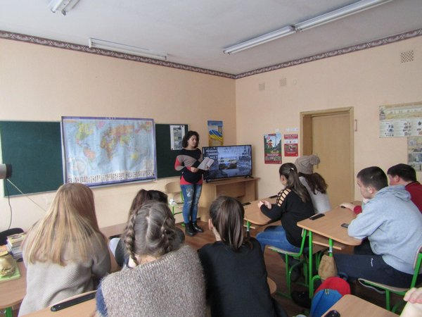 Школьникам прифронтовой Марьинки рассказали о Достоинстве и Свободе
