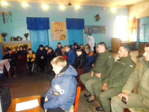 В Марьинском районе военные со школьниками провели совместное мероприятие