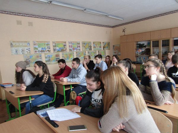 Школьникам прифронтовой Марьинки рассказали о Достоинстве и Свободе