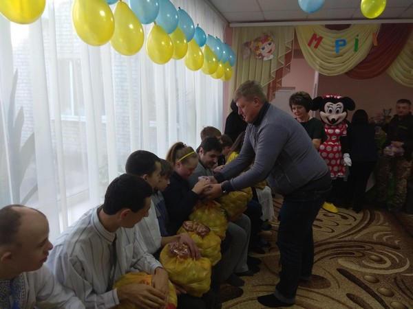 «Мечты сбываются»: в Марьинском районе детям с инвалидностью устроили веселый праздник