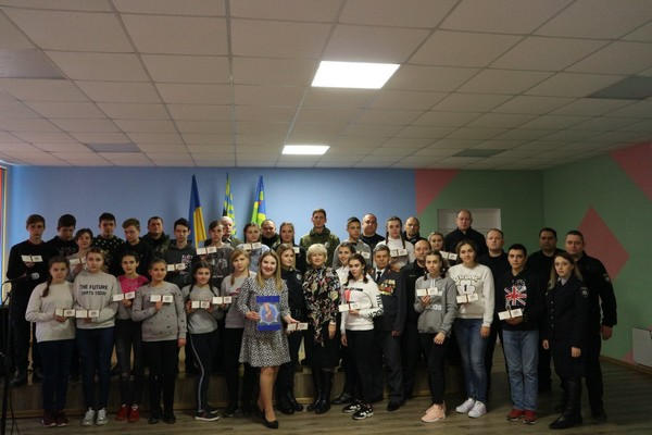 В Марьинке несколько десятков подростков торжественно приняли присягу будущего полицейского Украины