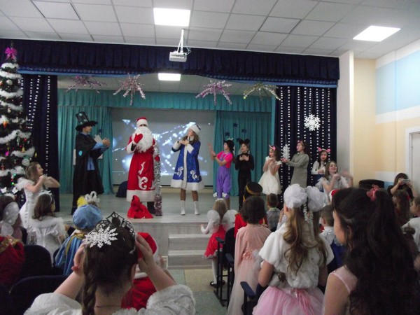 Угледарским школьникам подарили настоящую новогоднюю сказку