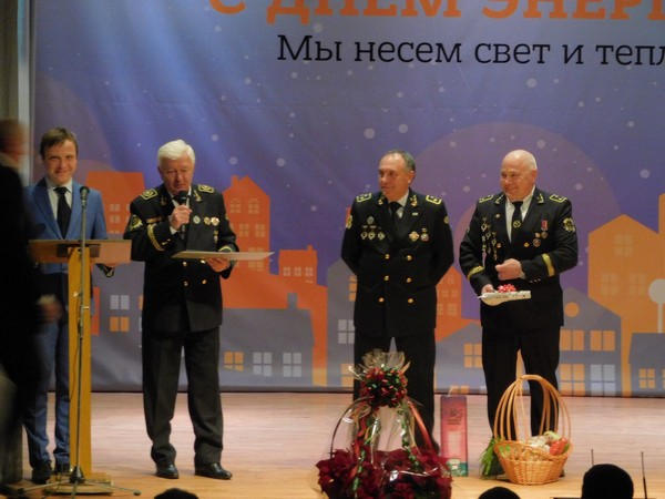 В Курахово энергетиков с профессиональным праздником поздравили участники «Х-Фактора»