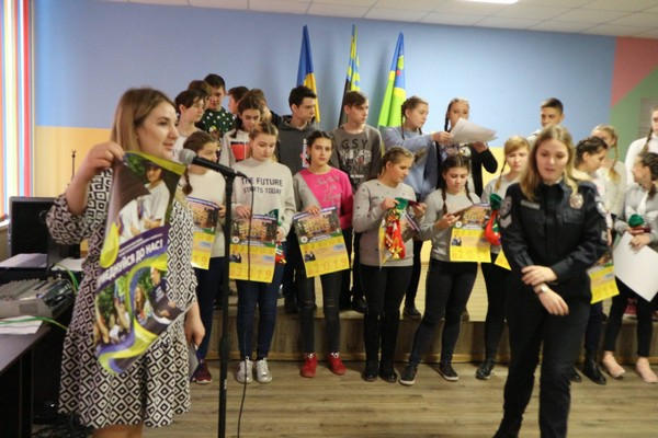 В Марьинке несколько десятков подростков торжественно приняли присягу будущего полицейского Украины