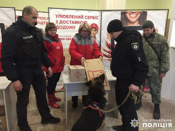 Как полицейские проверяют посылки в прифронтовой Красногоровке