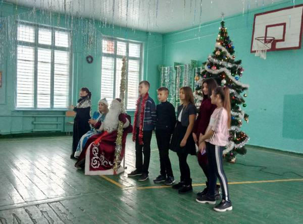 Кураховским школьникам устроили веселые новогодние утренники