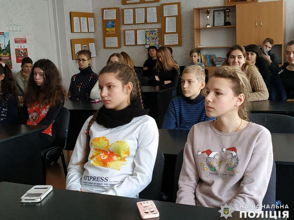Марьинским школьникам полицейские рассказали, как выжить в прифронтовом городе