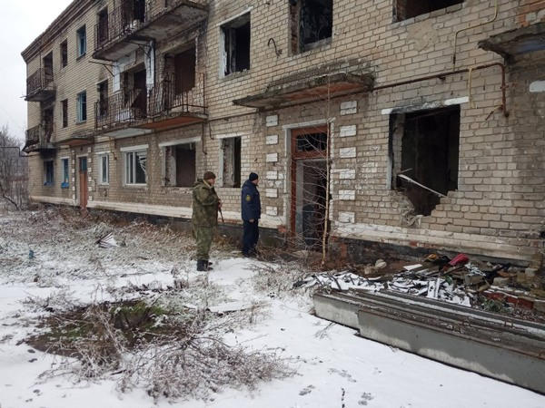В прифронтовой Марьинке провели рейд по заброшенным зданиям