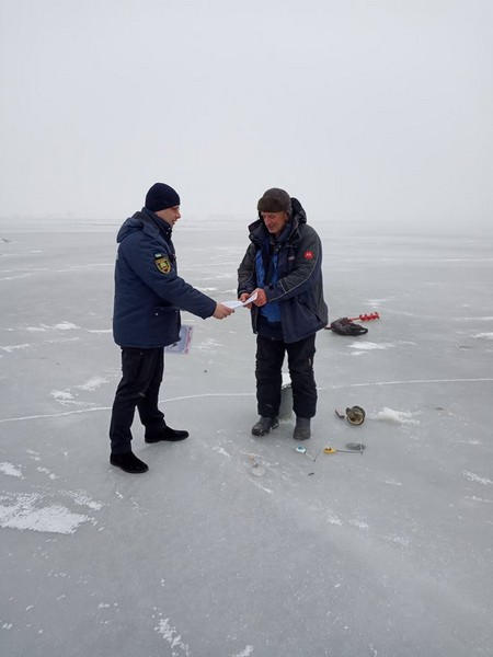 На Кураховском водохранилище спасатели напомнили рыбакам о безопасности