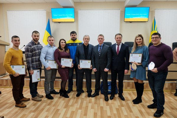 Глава Донетчины вручил спортсмену из Марьинского района сертификат на более чем 37 тысяч гривен