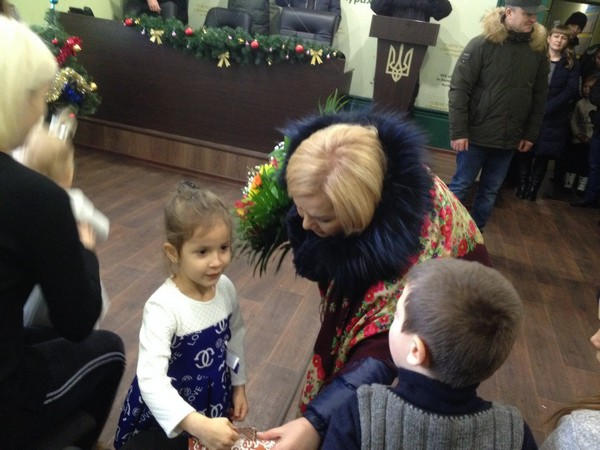 В Курахово детям спасателей устроили новогодний праздник со «звездой»