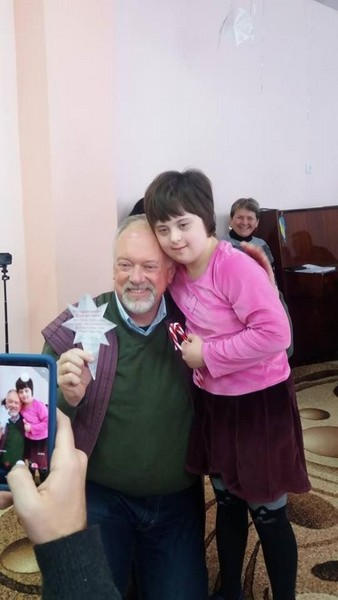 В Марьинке детей с инвалидностью посетили волонтеры из США