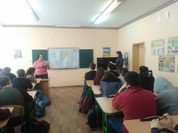 Марьинским школьникам рассказали о Холокосте и героическом бою под Крутами