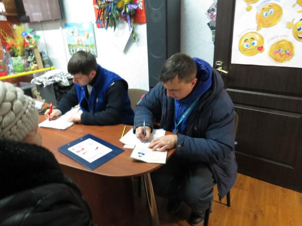 Жителям Марьинского района бесплатно раздали топливные брикеты и продукты