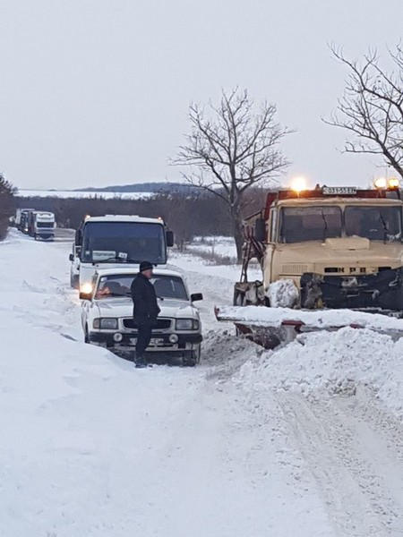 Спасатели продолжают вытаскивать автомобили, которые застряли на заснеженных дорогах Марьинского района