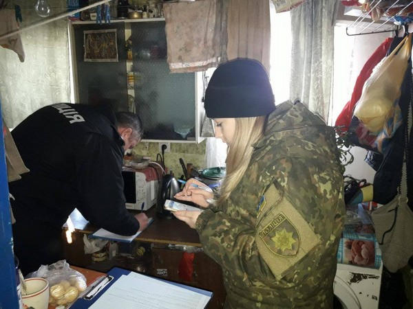 В прифронтовой Марьинке полицейские и соцслужбы прошлись по «проблемным» семьям