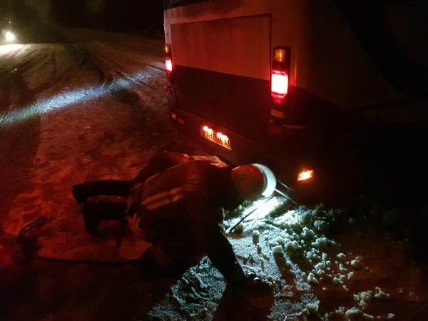 В снежных заносах в Курахово застревают даже автобусы и грузовые автомобили