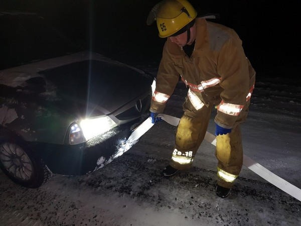Спасатели продолжают вытаскивать автомобили, которые застряли на заснеженных дорогах Марьинского района