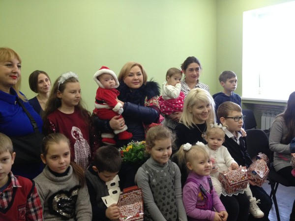 В Курахово детям спасателей устроили новогодний праздник со «звездой»