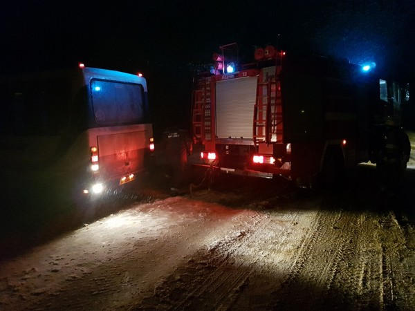 В снежных заносах в Курахово застревают даже автобусы и грузовые автомобили