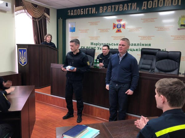 Глава Донецкой области наградил спасателей, которые попали под обстрел в районе Марьинки