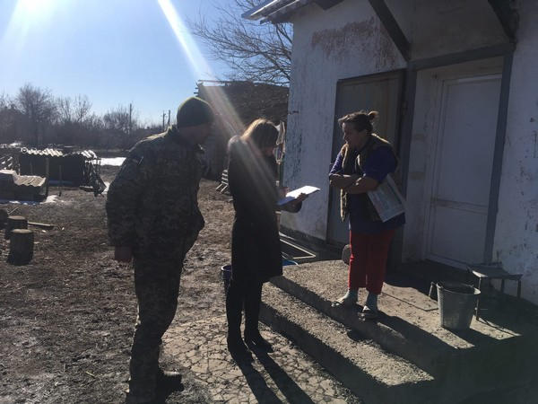 В Марьинском районе соцработники с военными прошлись по «проблемным» семьям