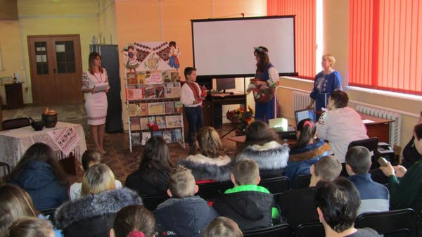 В прифронтовой Марьинке отметили Международный день родного языка