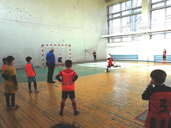 Кураховские футболисты выиграли открытый турнир по футзалу в Марьинке