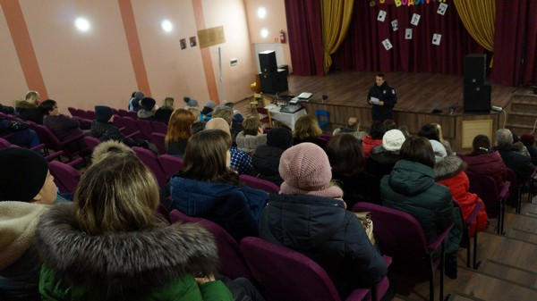 В Угледаре полицейские принимают участие в школьных родительских собраниях