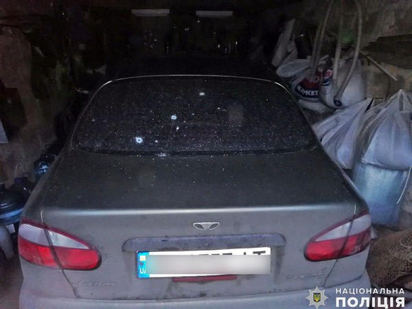 Полиция показала последствия минометного обстрела Марьинки: пострадали дома и автомобиль