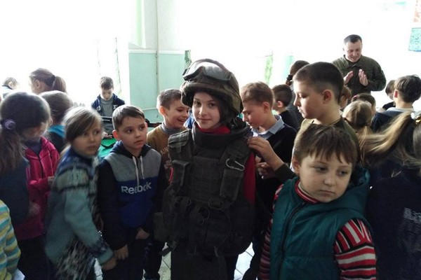 Нацгвардейцы посетили школьников в Марьинском районе
